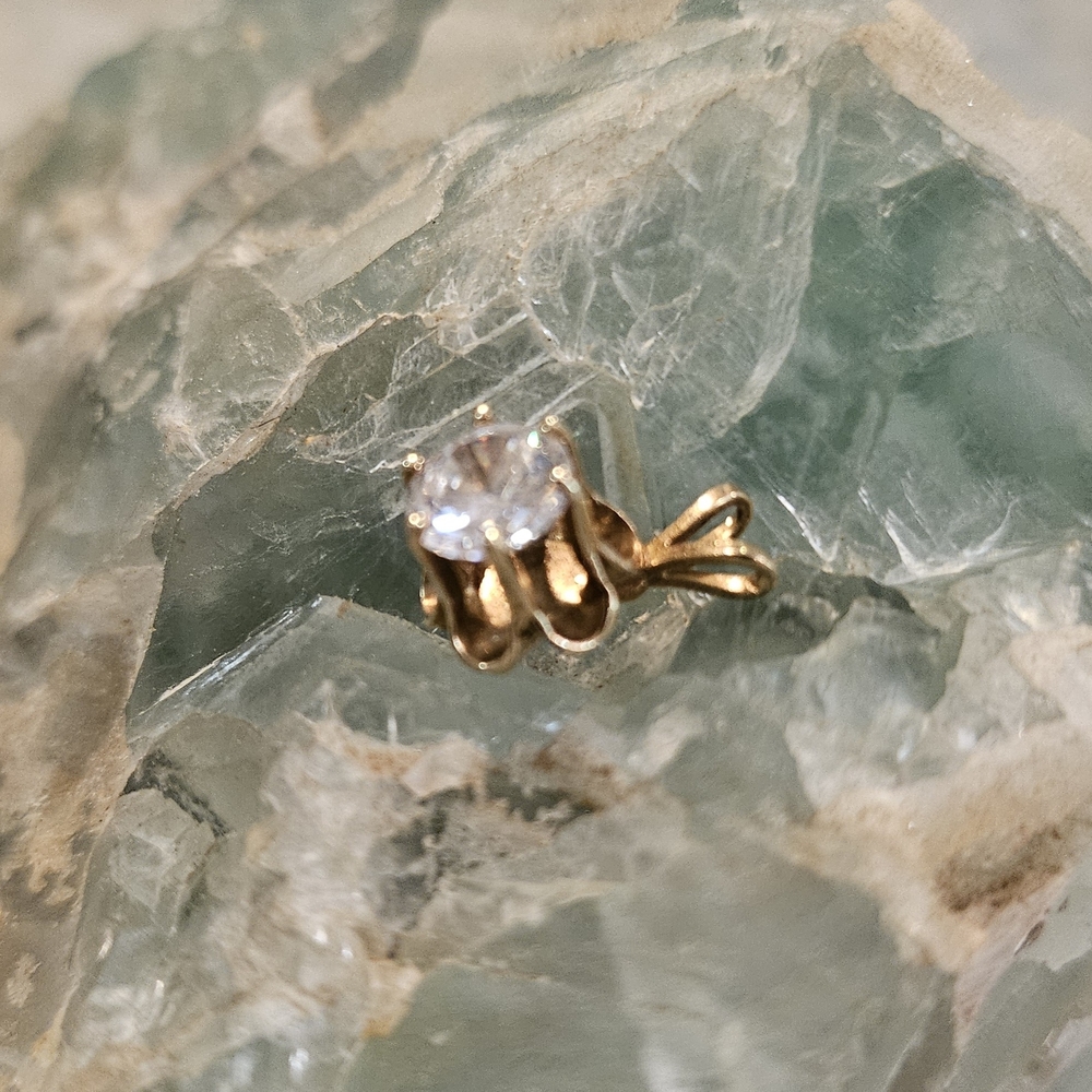 Elegant 14k Gold Flower Pendant with Clear Center Stone. - Picture 2 of 4